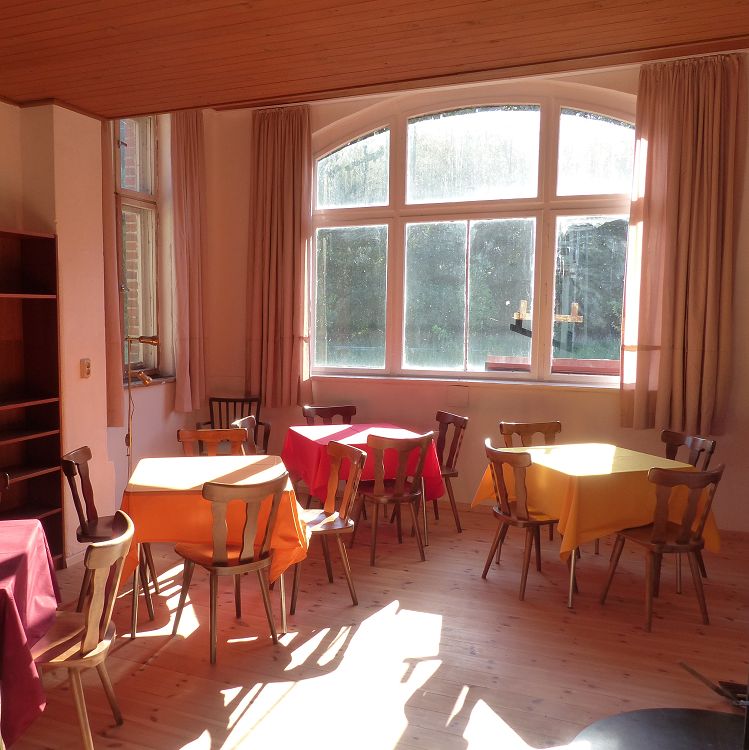 Einrichtung der neuen 'Bahnhofstube' 2018