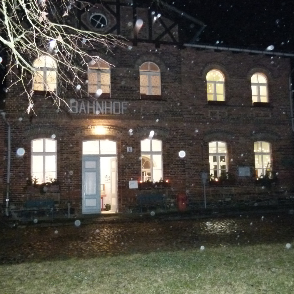 Beleuchteter Bahnhof