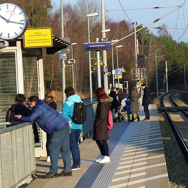 Normalbetrieb auf Bahnsteig 2 kurz vor dem Eintreffen des Zugs