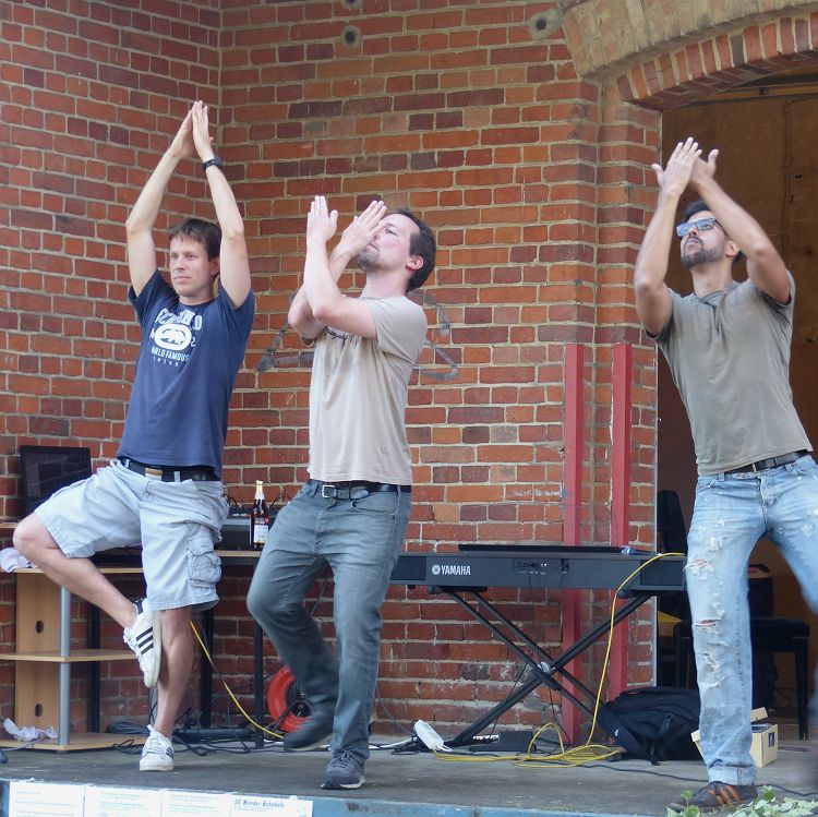 Die Rapper CAFÉ INGWA auf der Bahnhofsrampe