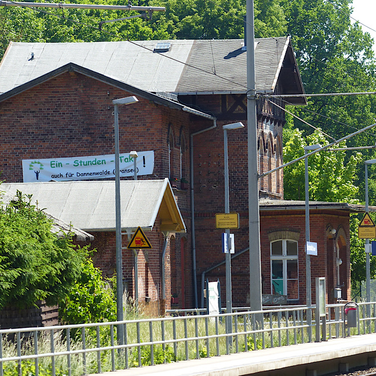 Das Bahnhofsgebäude im Grünen